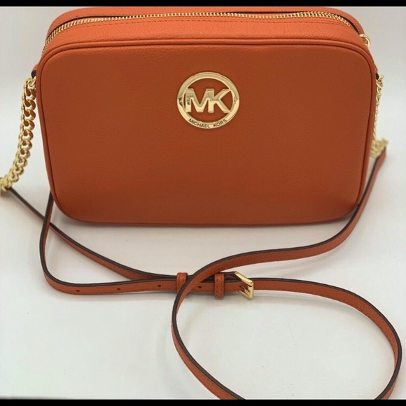 Michael Kors Handbags - NWOT Michael Kors “Camera” Pebble Leather Bag